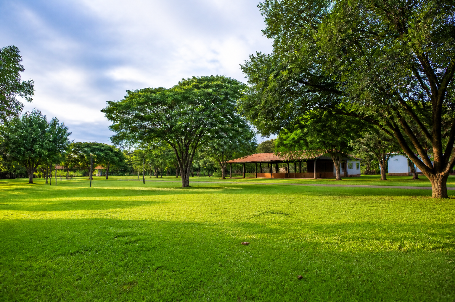 Gramado amplo da Chácara Manaaim